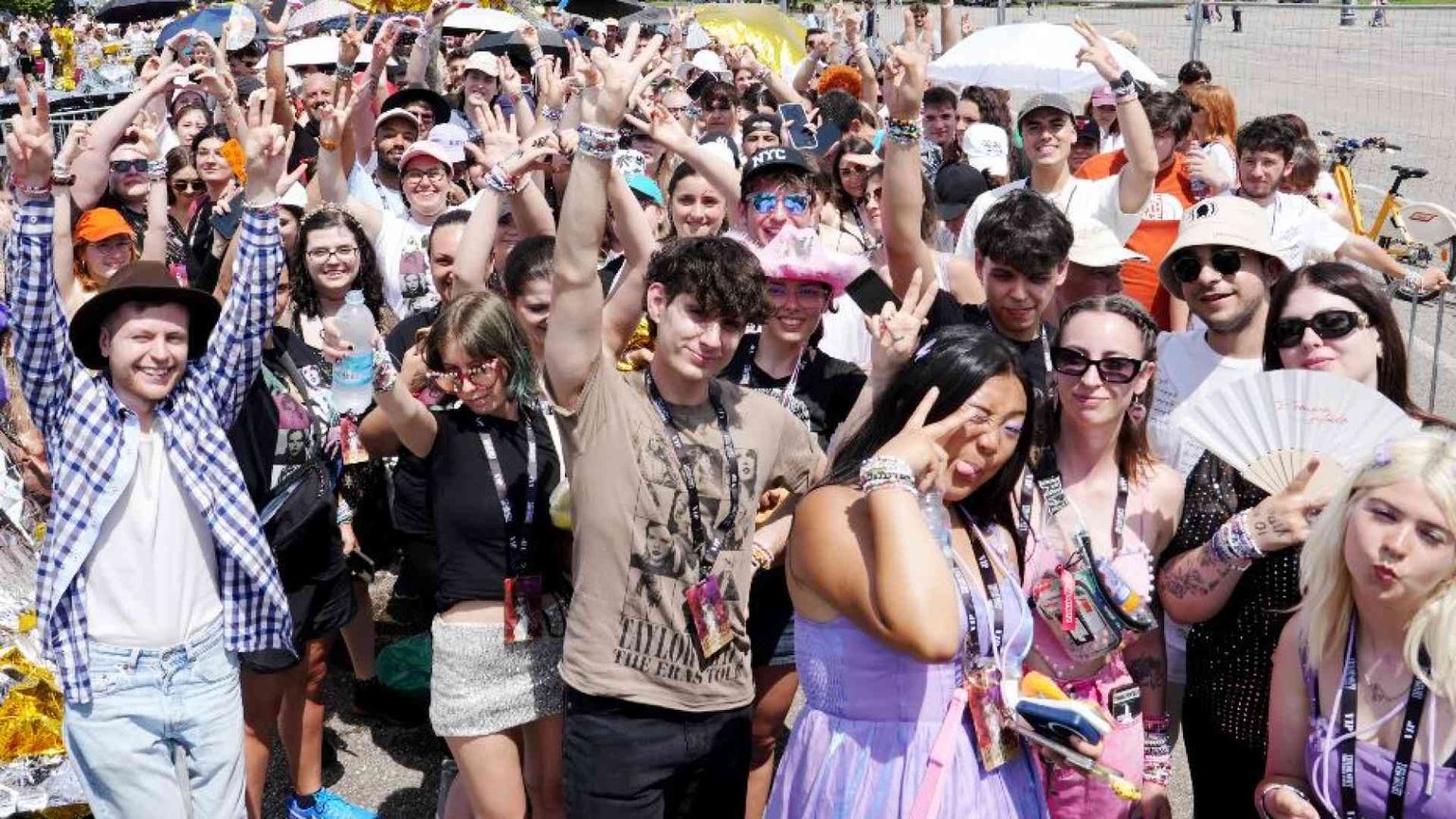 Braccialetti e paillettes: due ore fuori da San Siro insieme ai “swifties”