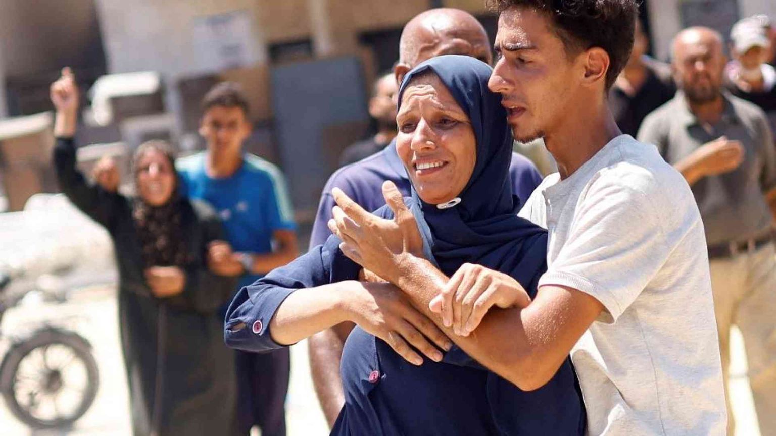 Raid israeliano su Khan Yunis, è strage di civili. «Colpiti i capi di Hamas»