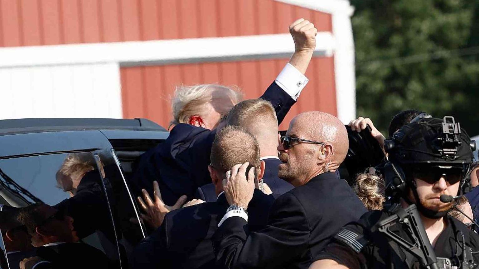 Il pifferaio col pugno alzato che fa dimenticare magheggi e condanne