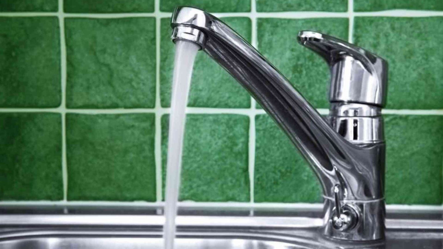 L'acqua di casa è buona e sicura, ma un italiano su 3 non ci crede