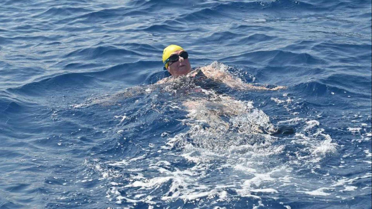 Malata di Parkinson attraversa lo Stretto a nuoto per aiutare la ricerca