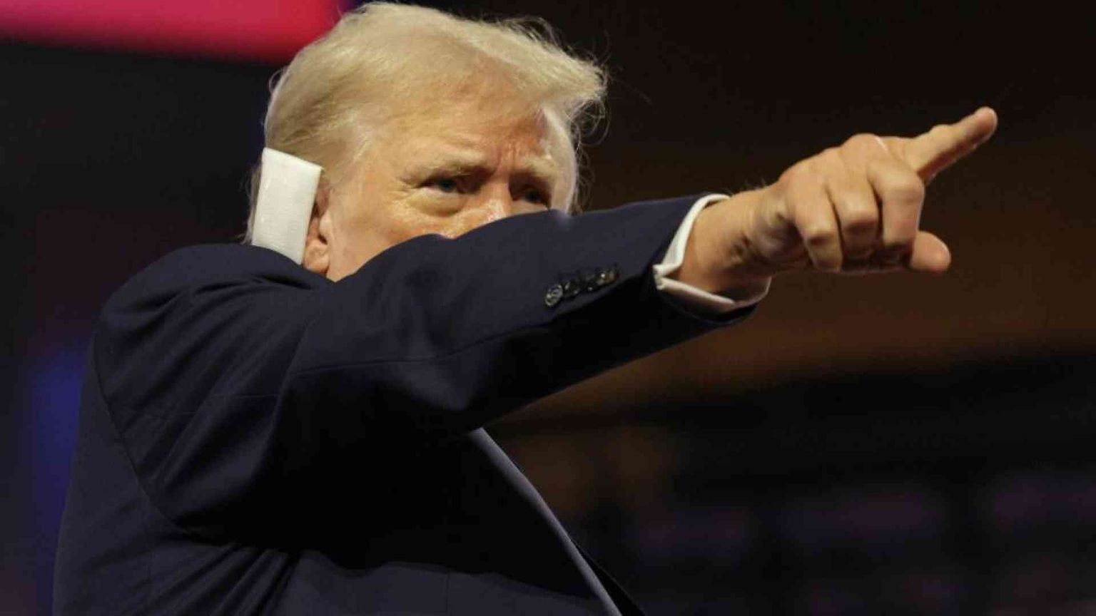 Trump sul palco con l'orecchio fasciato celebrato come un eroe