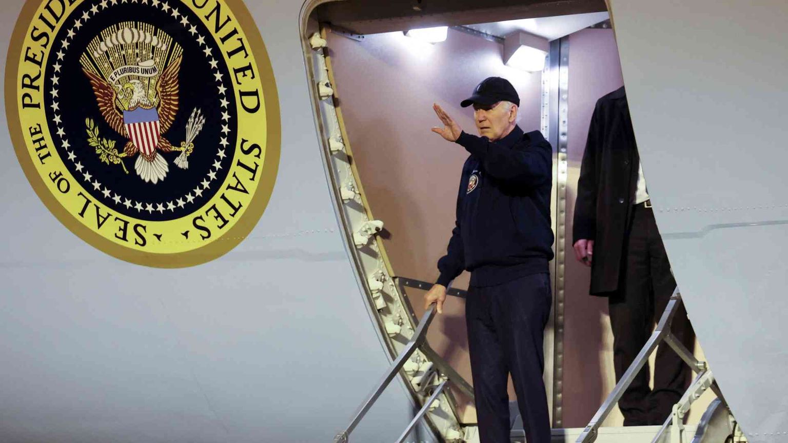 Covid, rivolta dem: Biden sotto assedio. I media: lascerà nel weekend