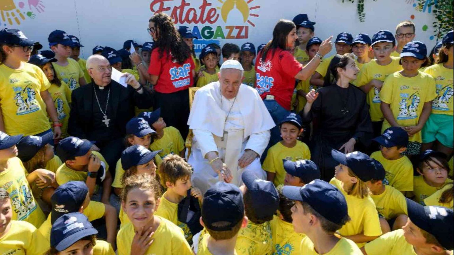 Francesco in mezzo ai piccoli dell'Estate ragazzi in Vaticano