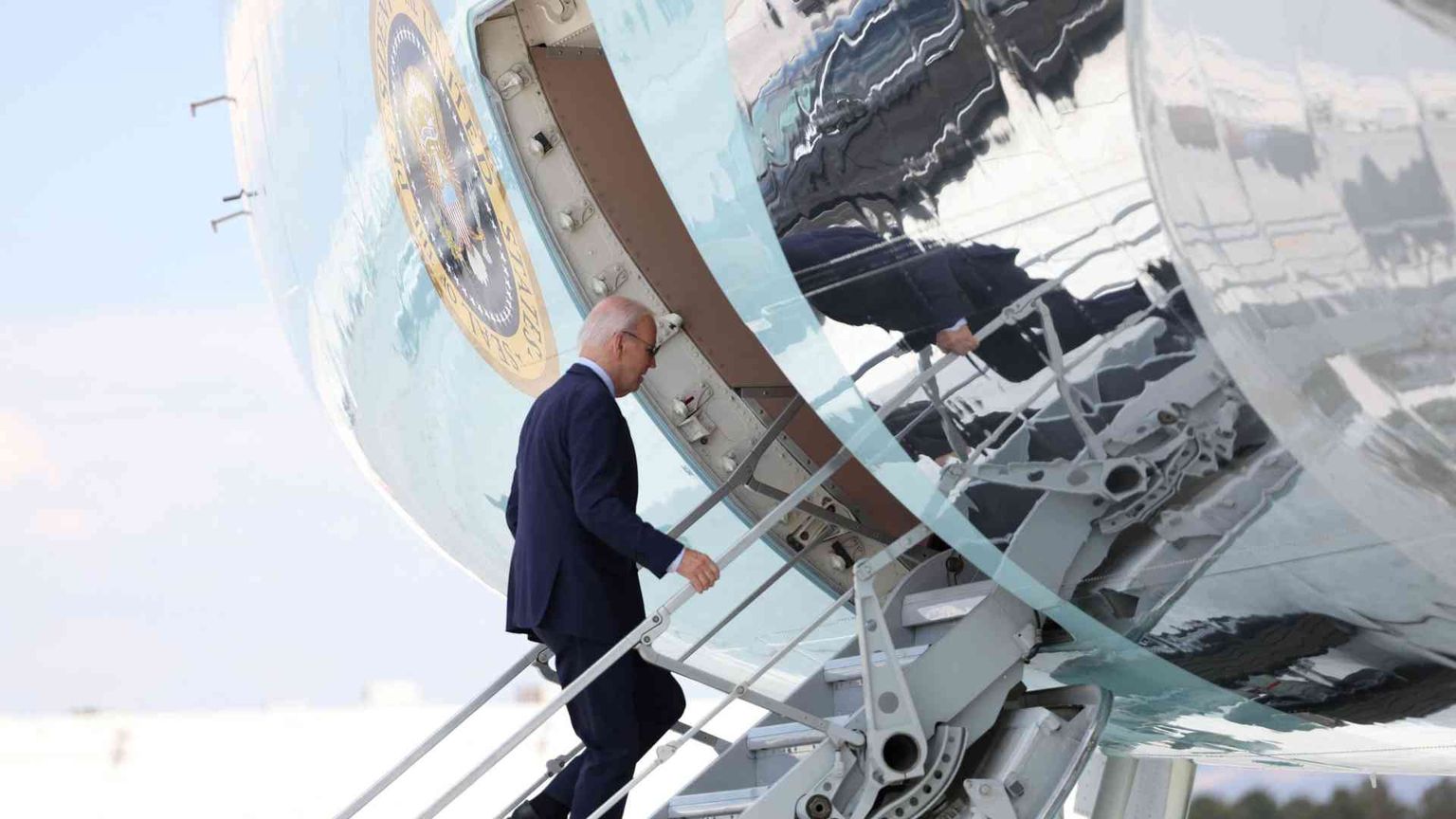 Biden ha il Covid e per la prima volta valuta il ritiro