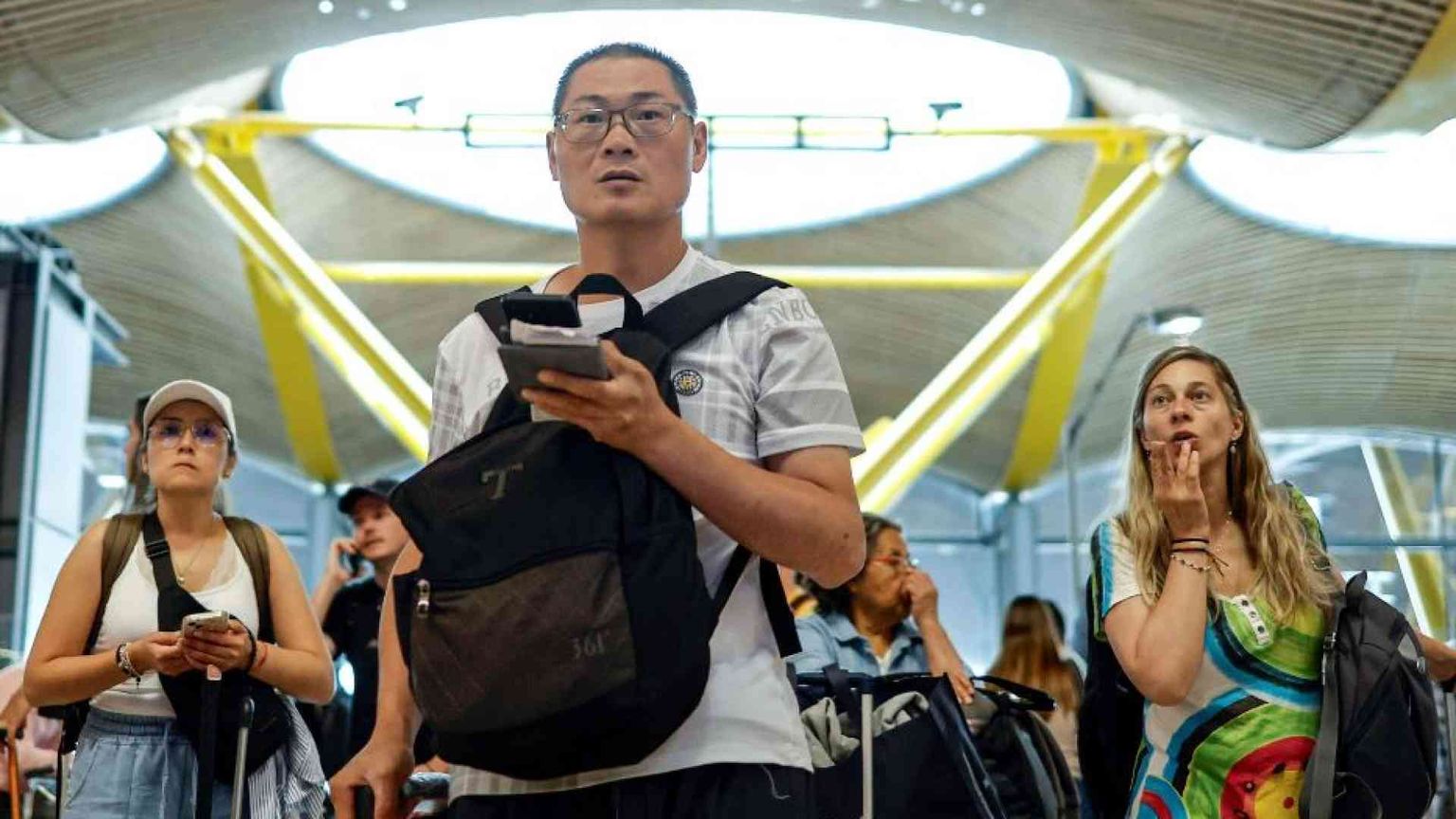 Un guasto informatico ha mandato in tilt trasporti e mercati. Microsoft: risolto