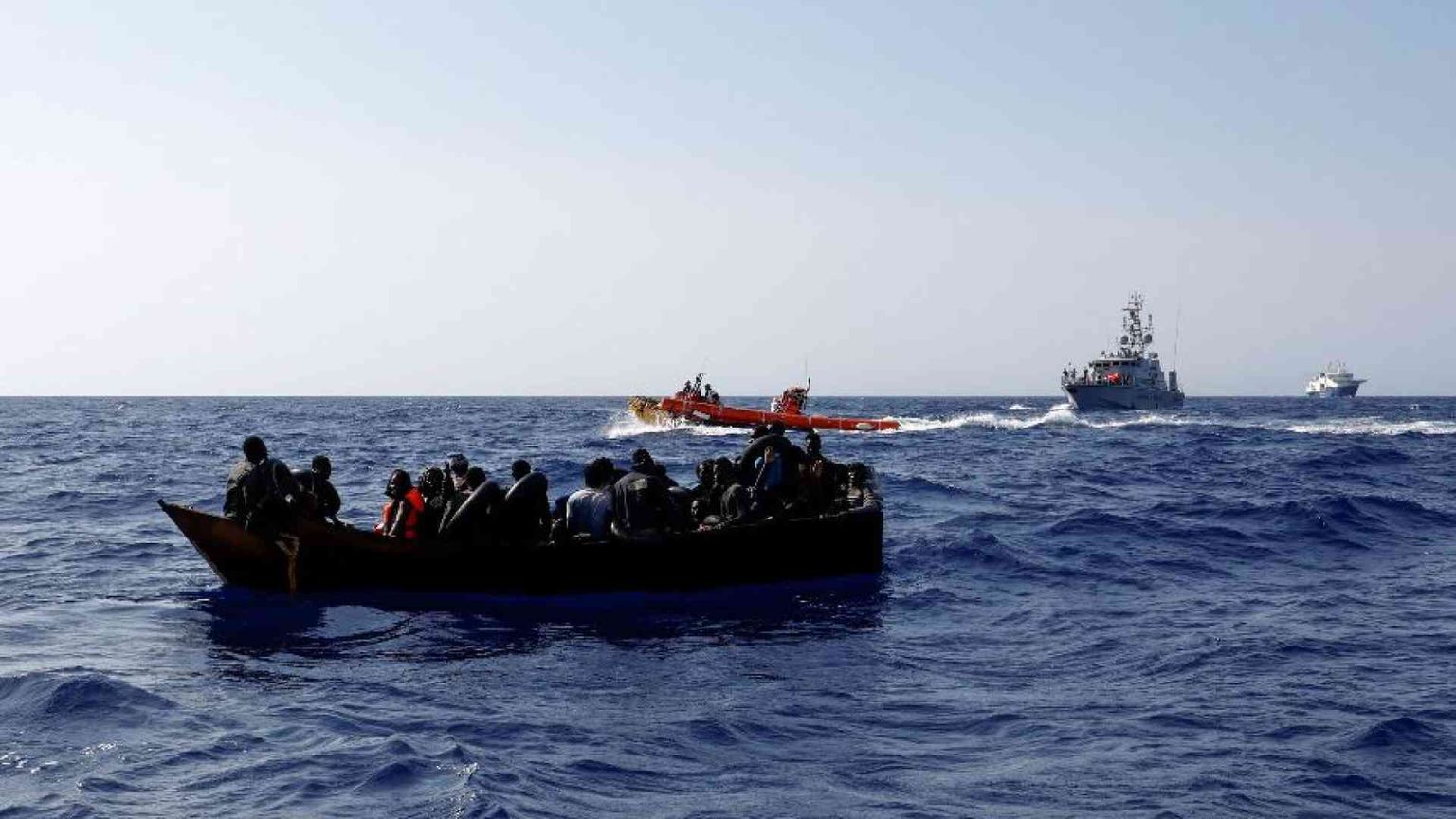 Week-end caldo a Lampedusa: centinaia di migranti sbarcati sull’isola