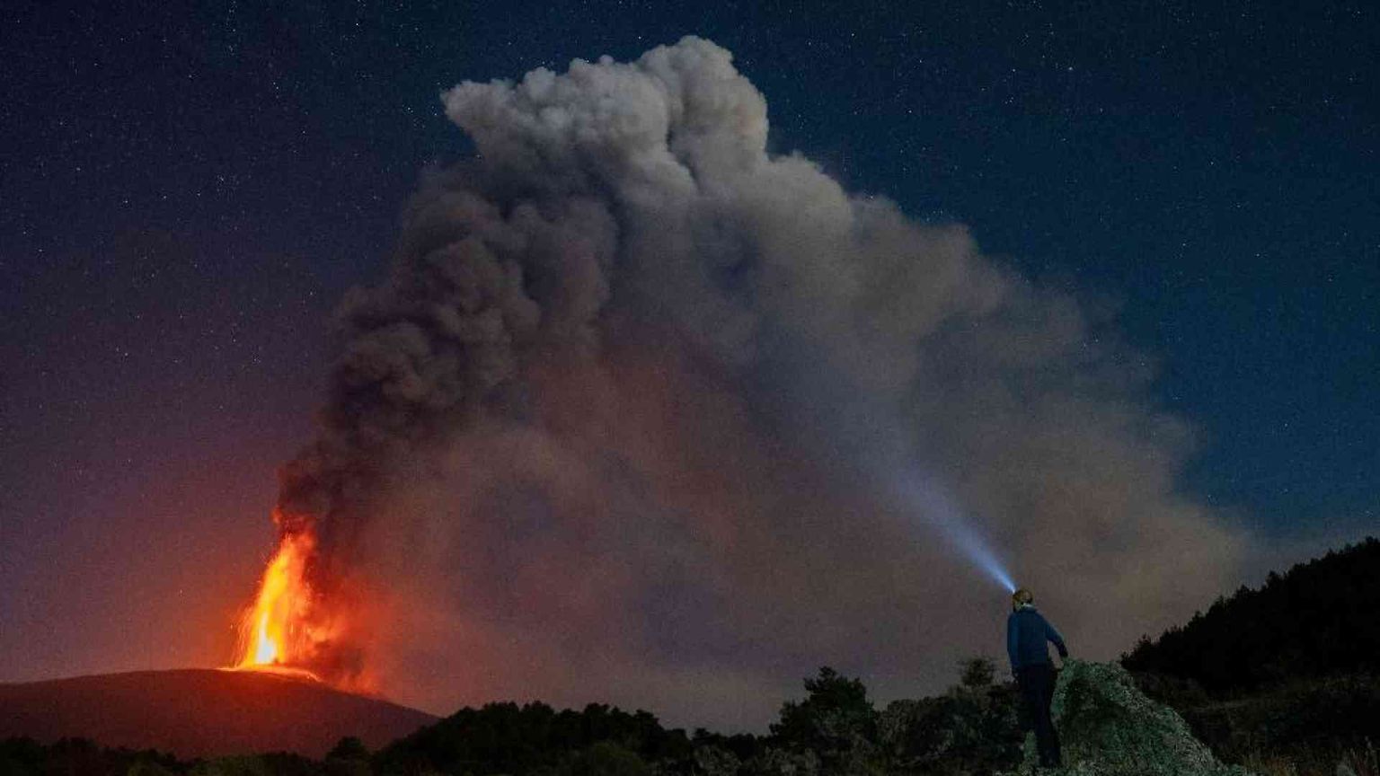 Nuova allerta per l'Etna: sospesi i voli, piove cenere su Catania