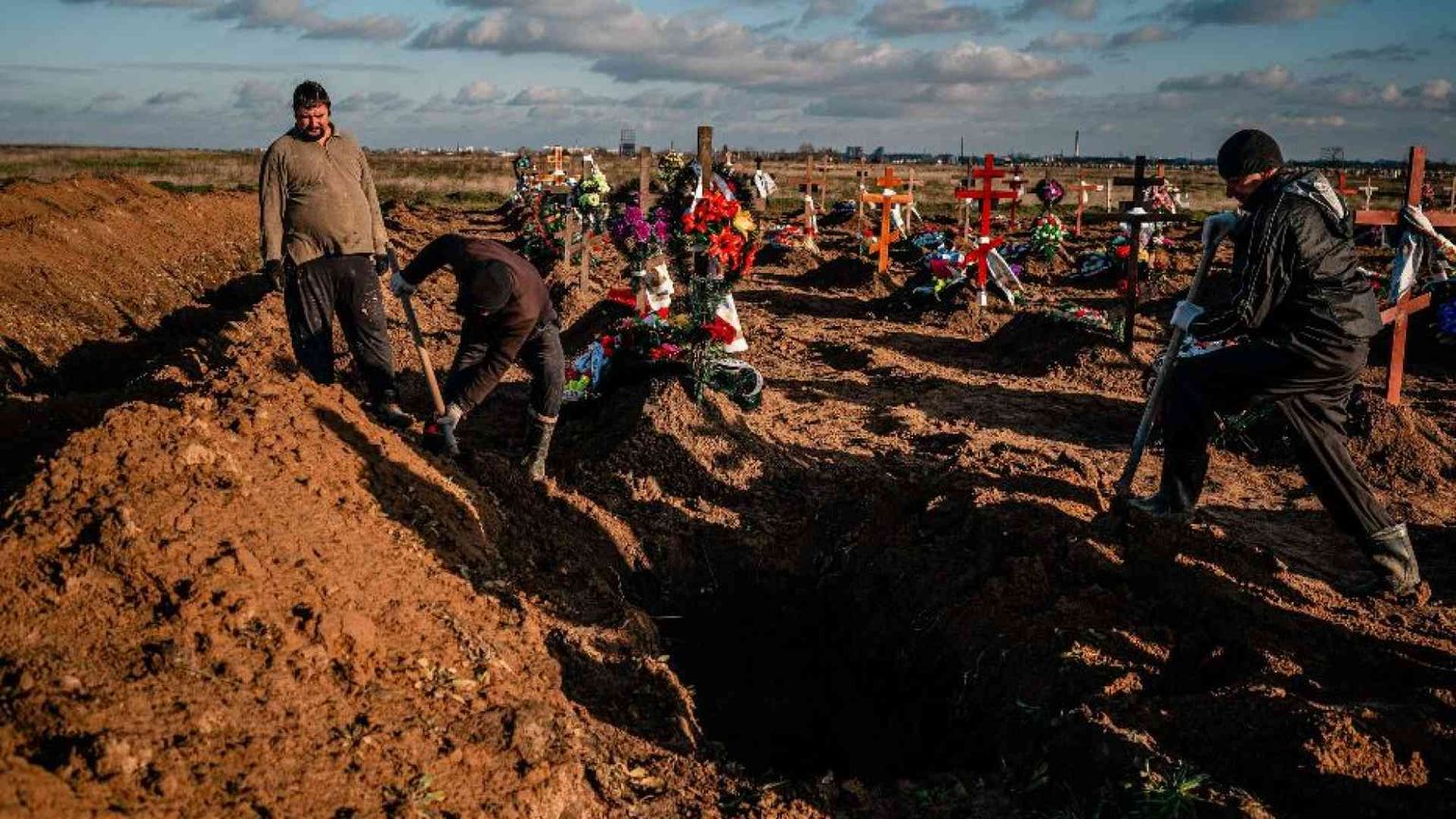 Guerra e Covid: i grandi investimenti di Mosca per costruire cimiteri
