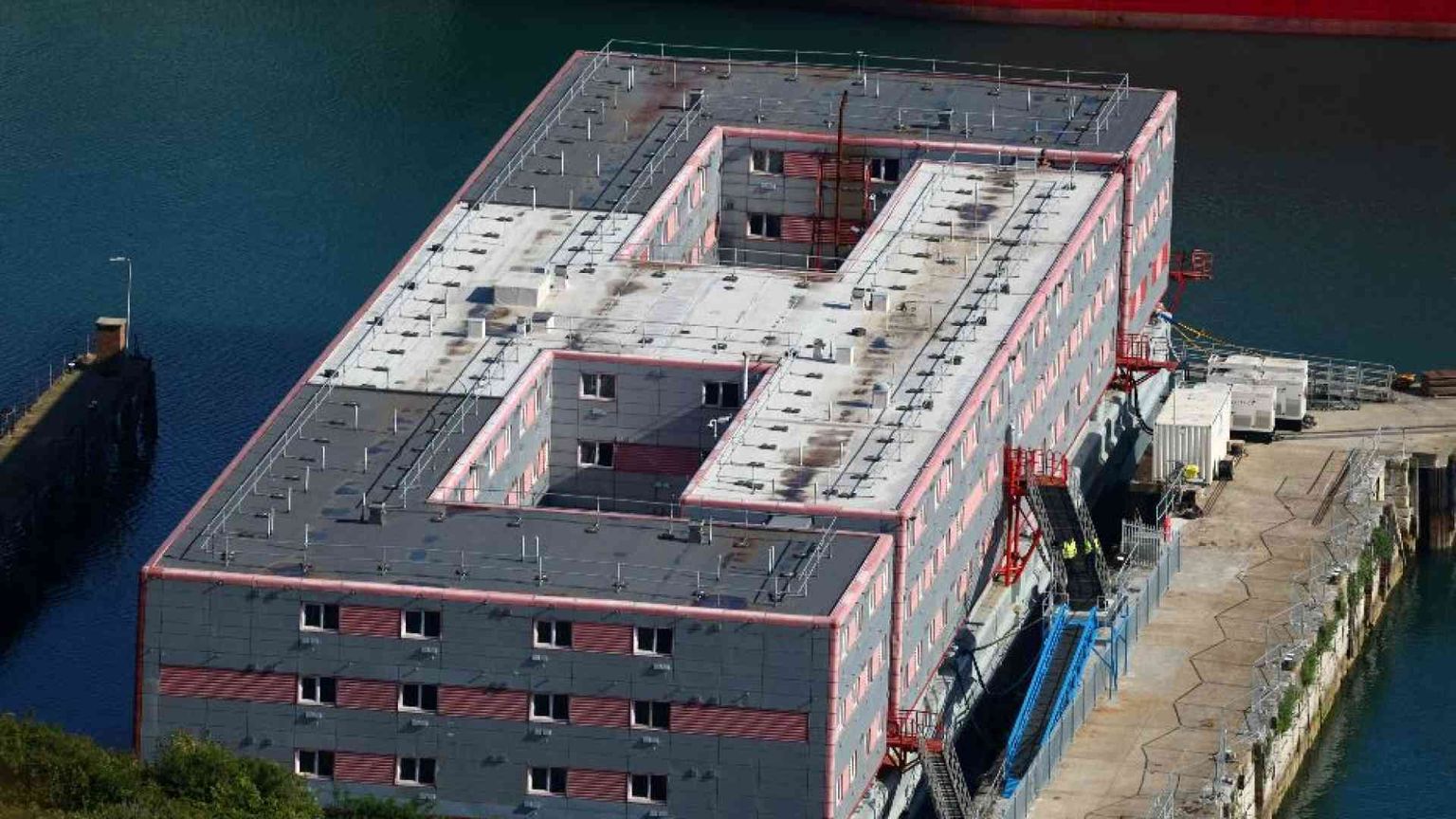 Starmer ha deciso di “affondare” il centro galleggiante per i migranti