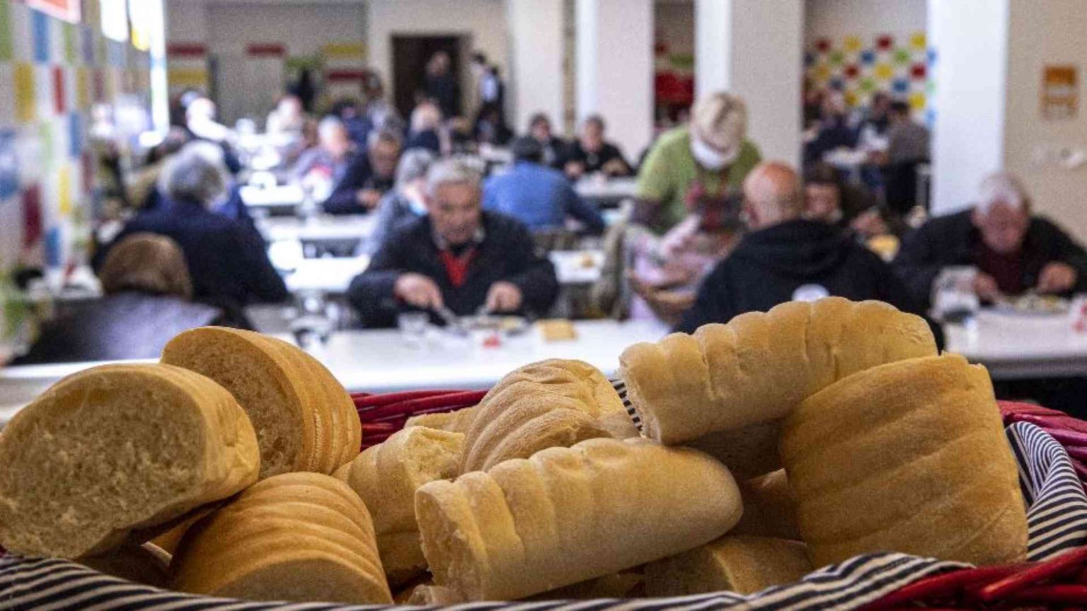 A Como c'è uno scontro sulla solidarietà: «Basta dare colazioni ai senzatetto»