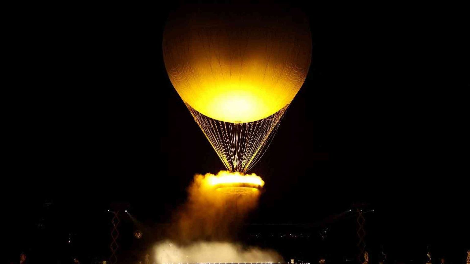 La Senna, le barche, la pioggia. La festa parigina (e le perplessità)