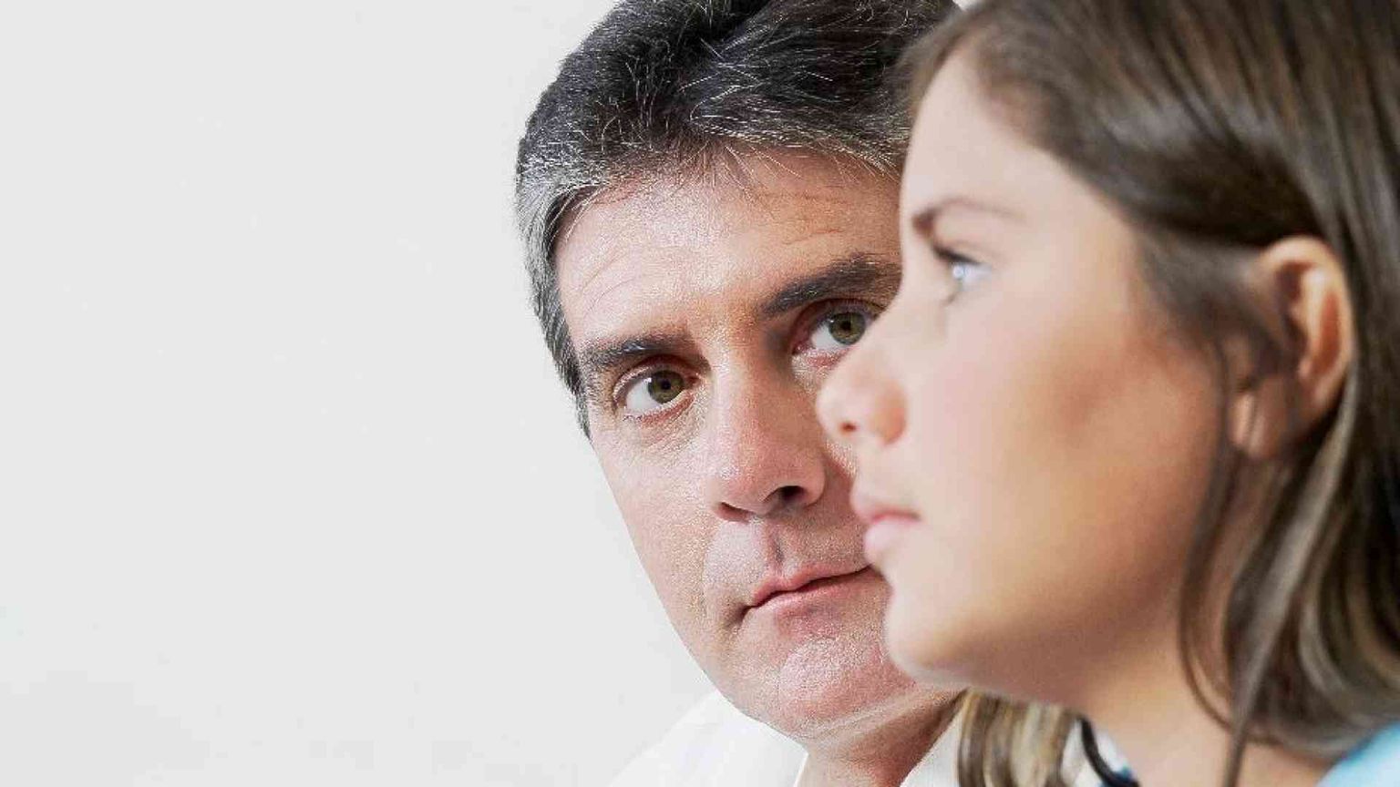 Che errore l'overparenting, il genitore elicottero che controlla tutto
