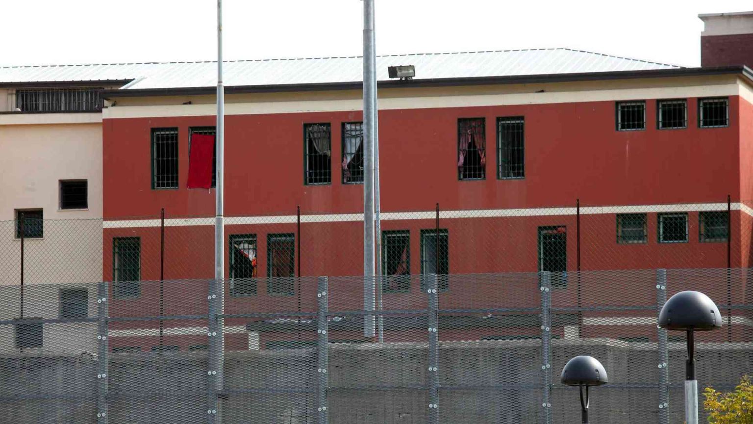 Incendiata una cella al Beccaria, sei feriti