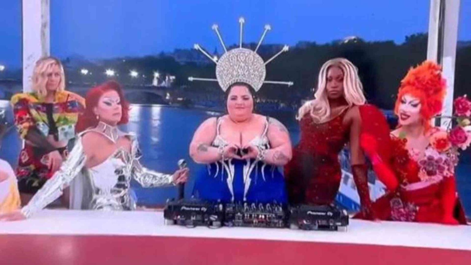 Nella cerimonia inaugurale atleti ai margini e cadute di gusto irrispettose