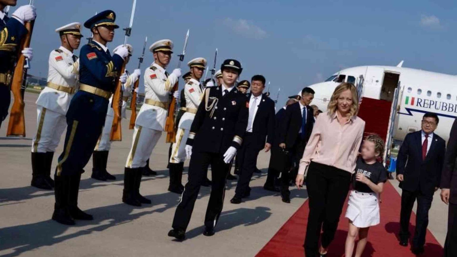 Il dossier auto e le privatizzazioni: Meloni in Cina cerca una “terza via”