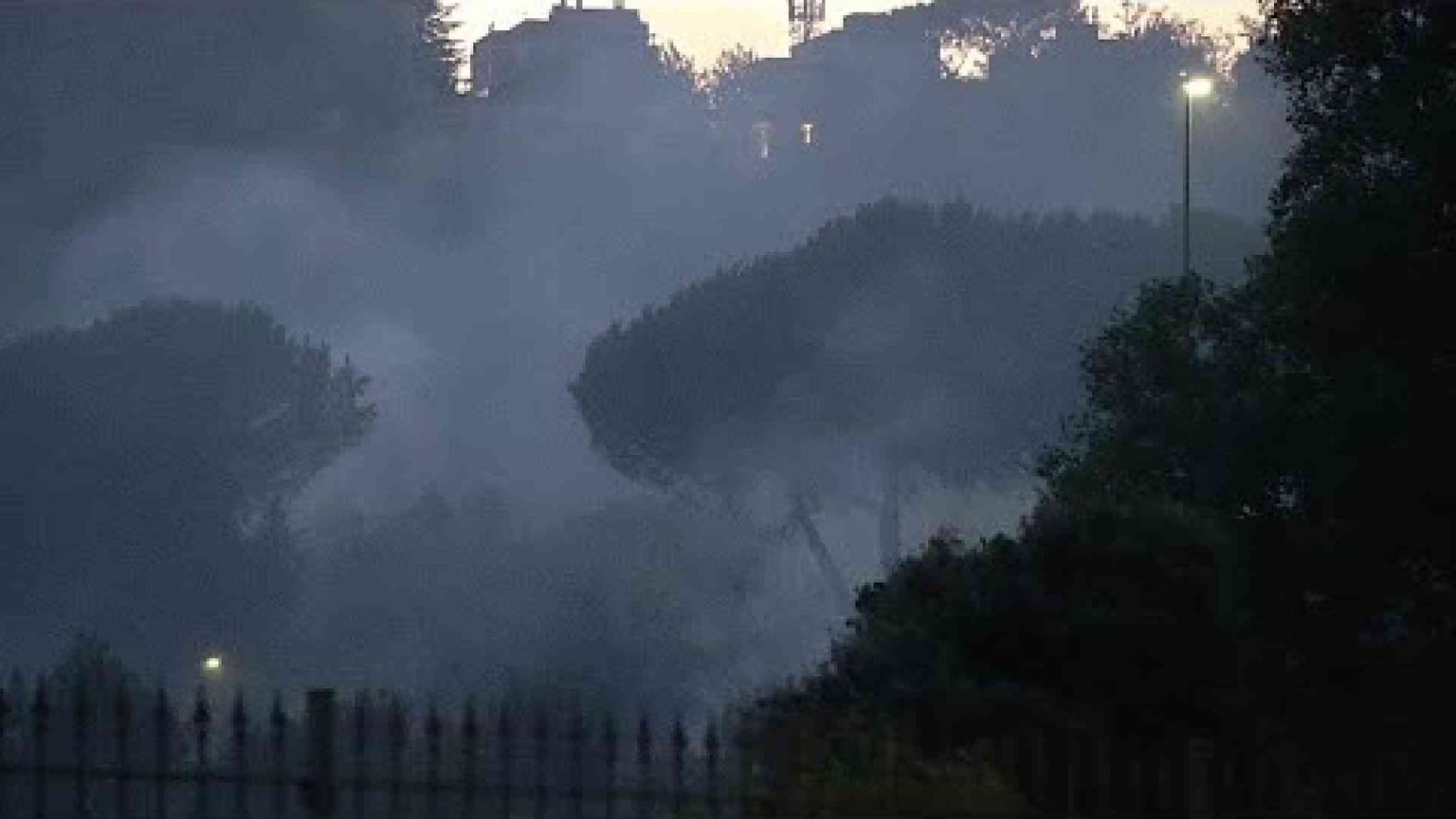 Paura a Roma, a fuoco alcuni quartieri fino a Monte Mario