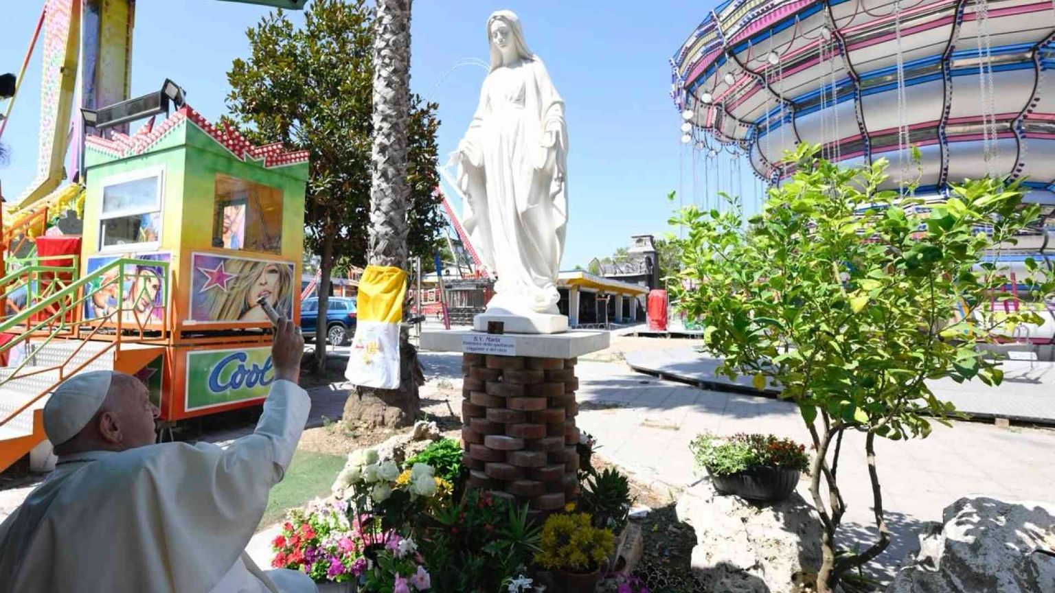Il Papa è andato a incontrare i giostrai di Ostia insieme a suor Geneviève