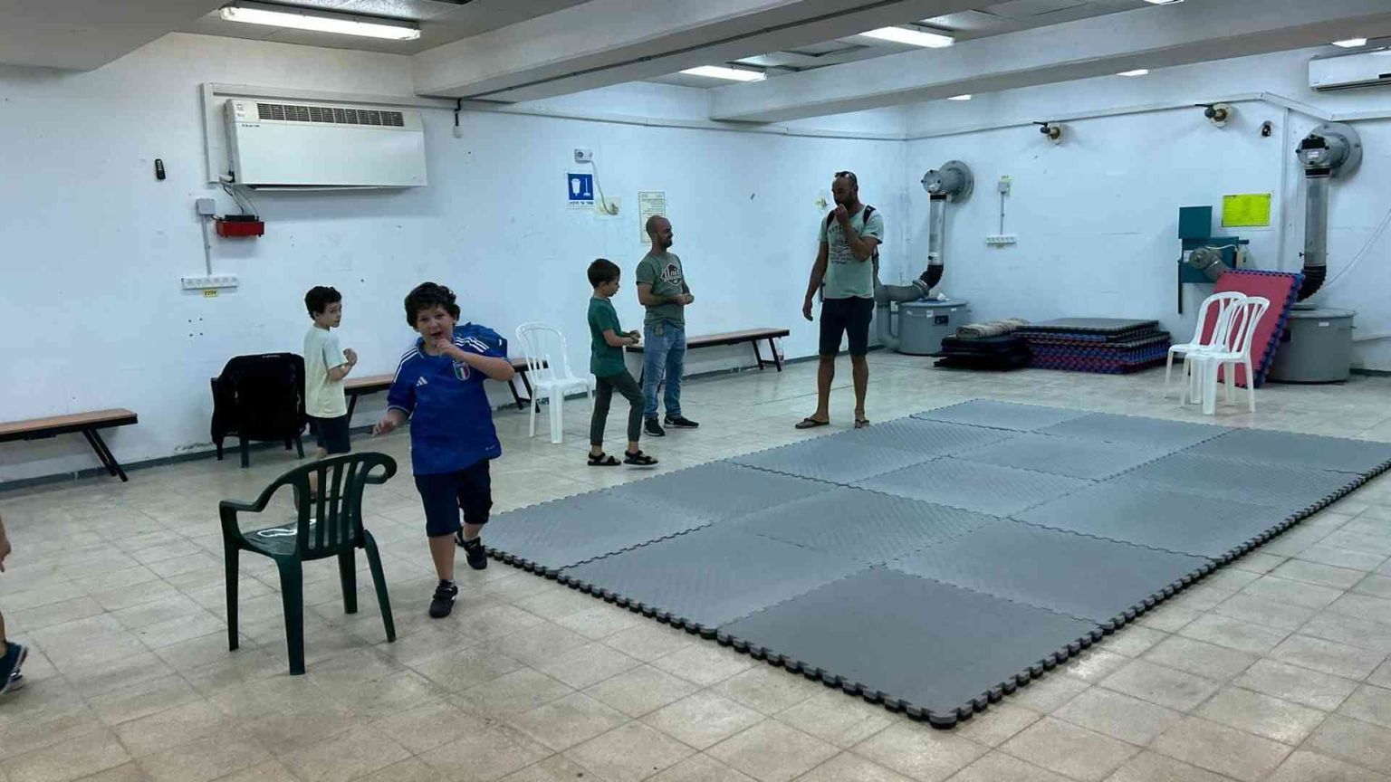 L'attesa dell'attacco dall'Iran: gli israeliani preparano i rifugi