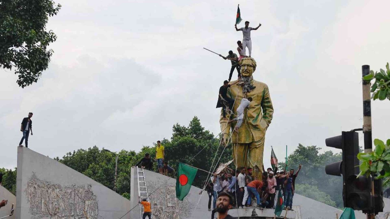 Bangladesh, l'esercito toglie il coprifuoco e riapre le scuole