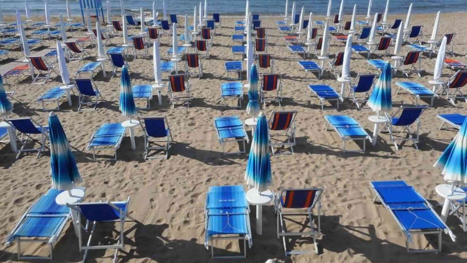 Lo sciopero dell’ombrellone. Fdl: «Indennizzi a chi ha investito»