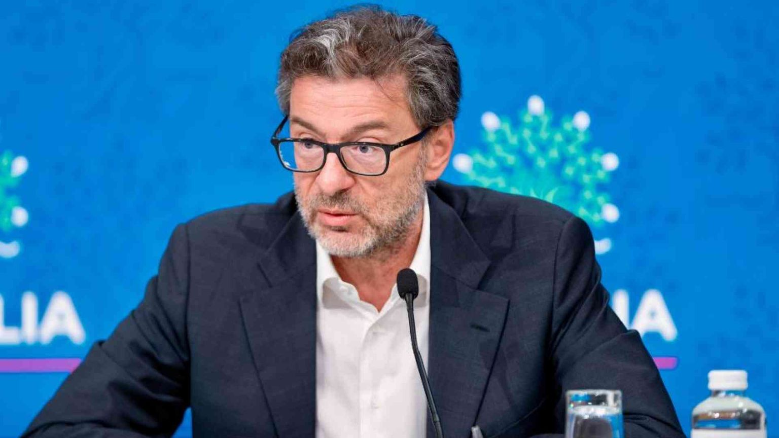 Giorgetti: «La tassa per attirare i Paperoni è fallita. Il tesoretto? Vediamo»