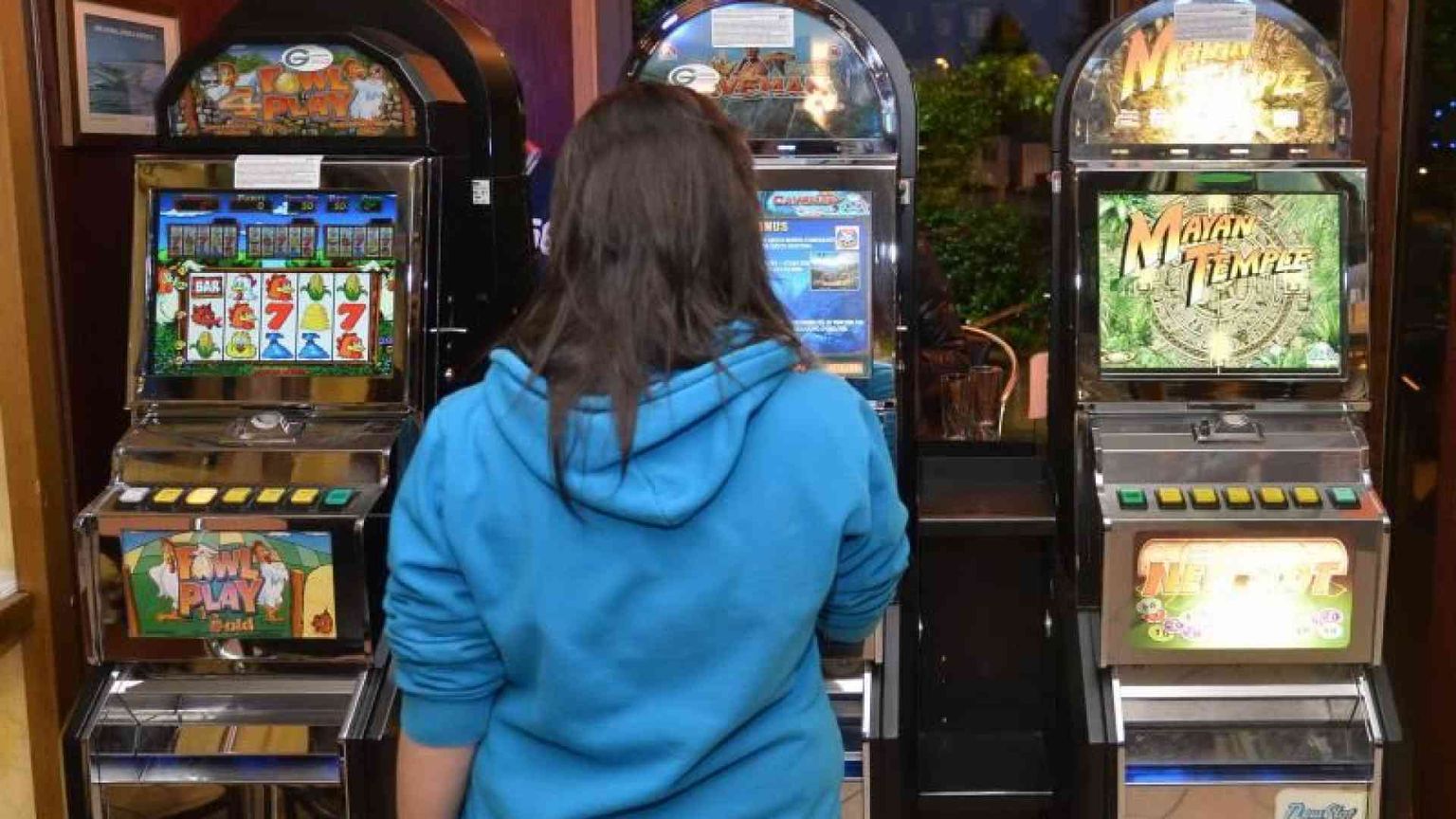 Aumentano i minori che scommettono, e nessuno li controlla