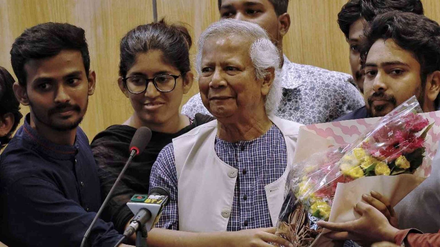 Yunus giura da premier: è una seconda indipendenza