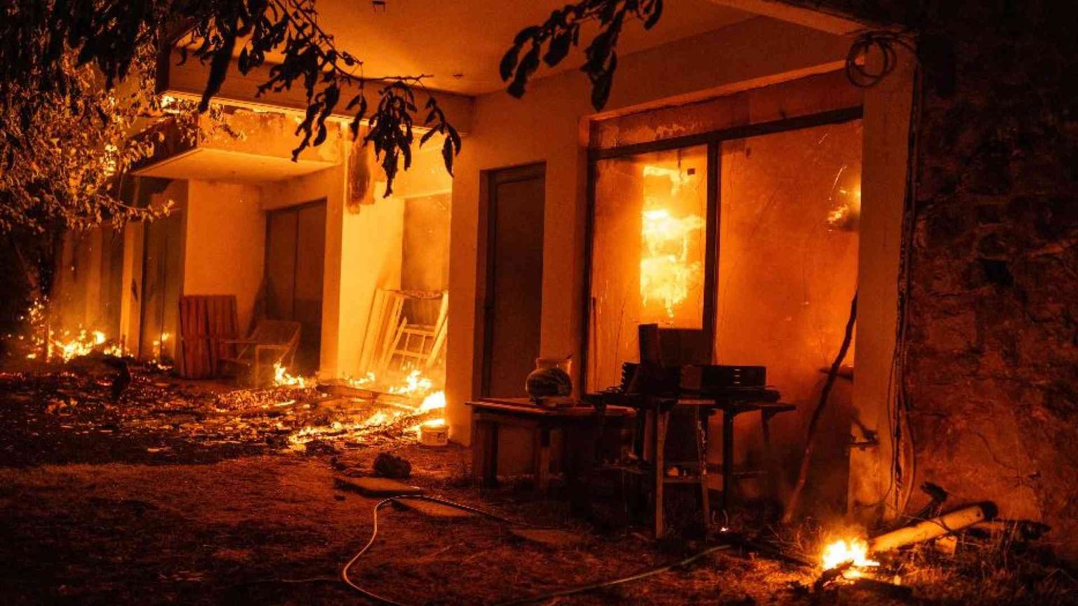 Fiamme a nord di Atene: la gente fugge da 11 città e villaggi