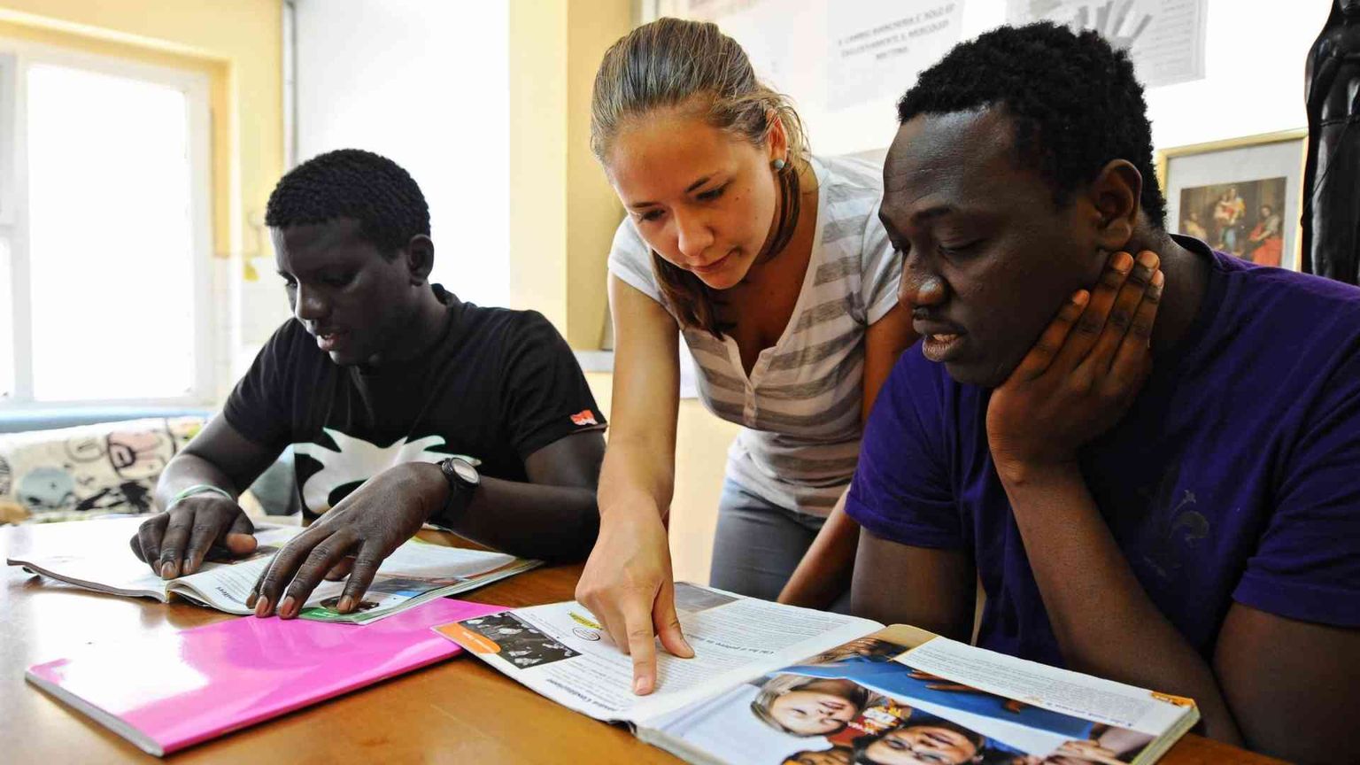 «Crollano gli arrivi, accoglienza satura». L'ultimo paradosso