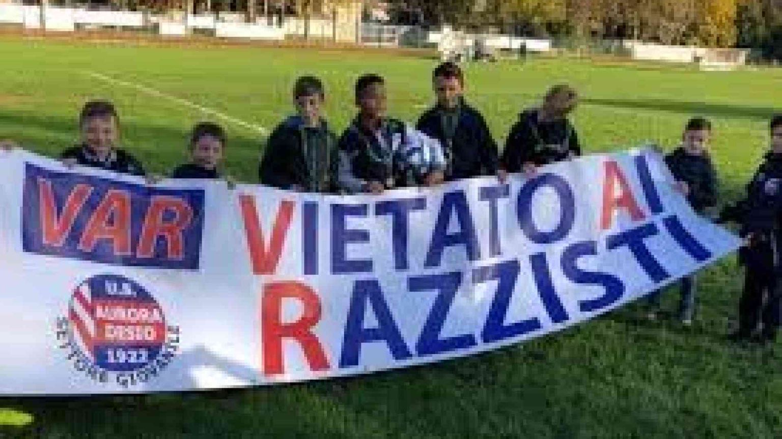 Partite sospese contro gli striscioni discriminatori