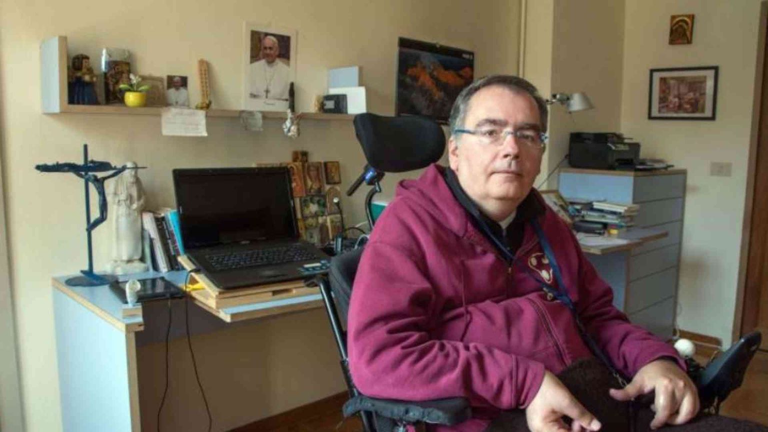 «Abusi spirituali, diffidate dei sacerdoti a caccia di like»