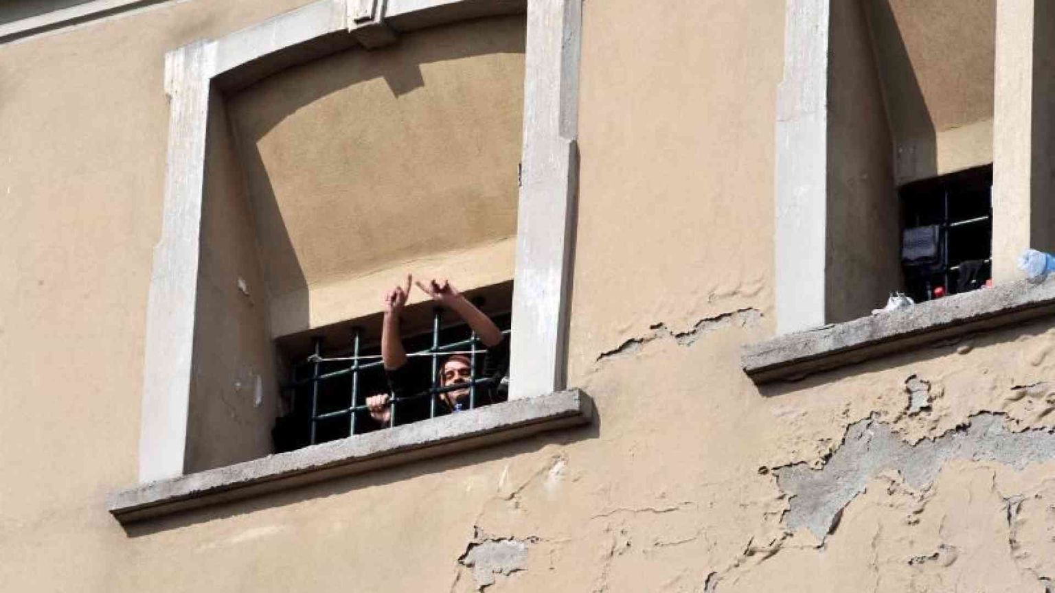 Suicidi, rivolte e 24 bimbi dietro le sbarre: c'è un fine pena mai