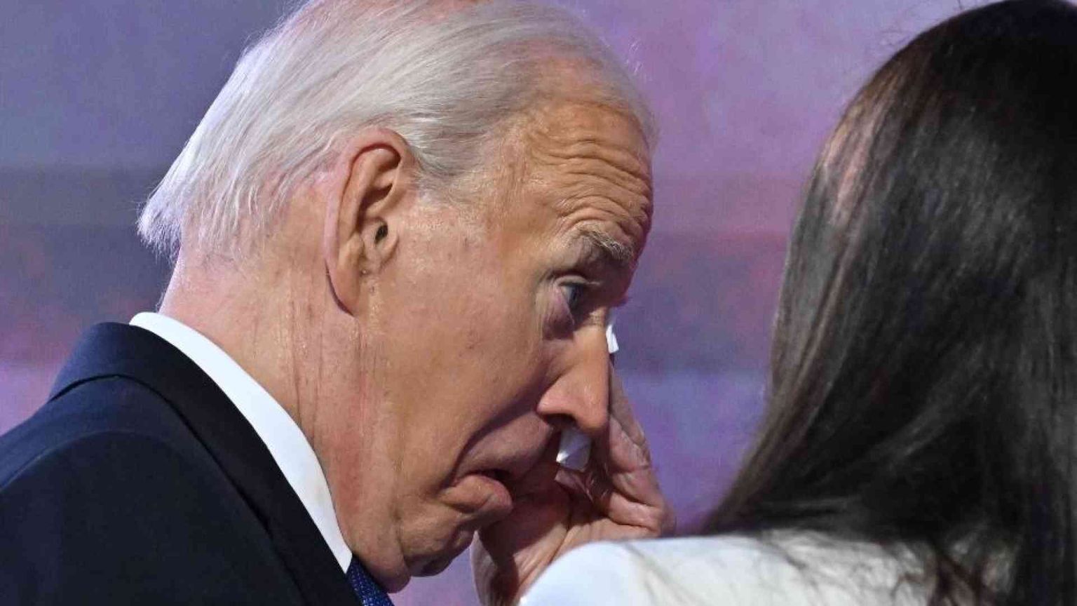 Un commosso Joe Biden “passa la torcia” a Kamala: lei è la democrazia