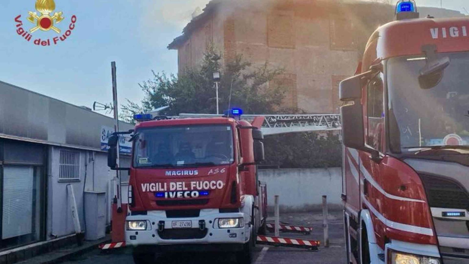 I quattro soccorritori ancora in pericolo di vita