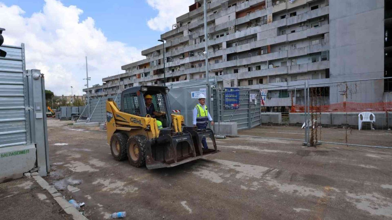 Fra i dimenticati di Scampia: senza casa a un mese dal crollo