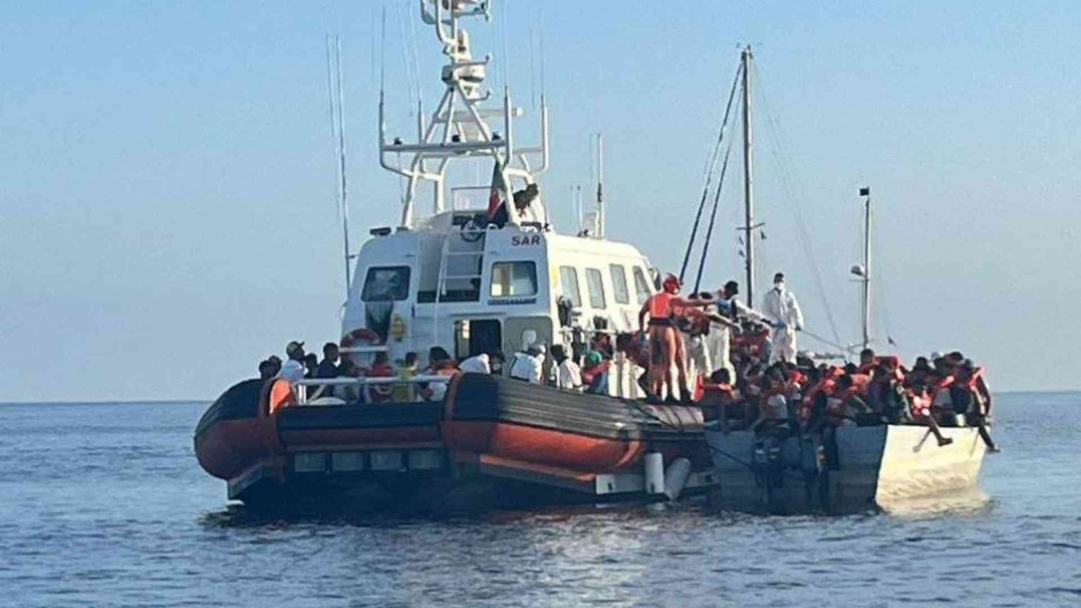 Mediterranea soccorre 67 migranti. Con la benedizione del Papa