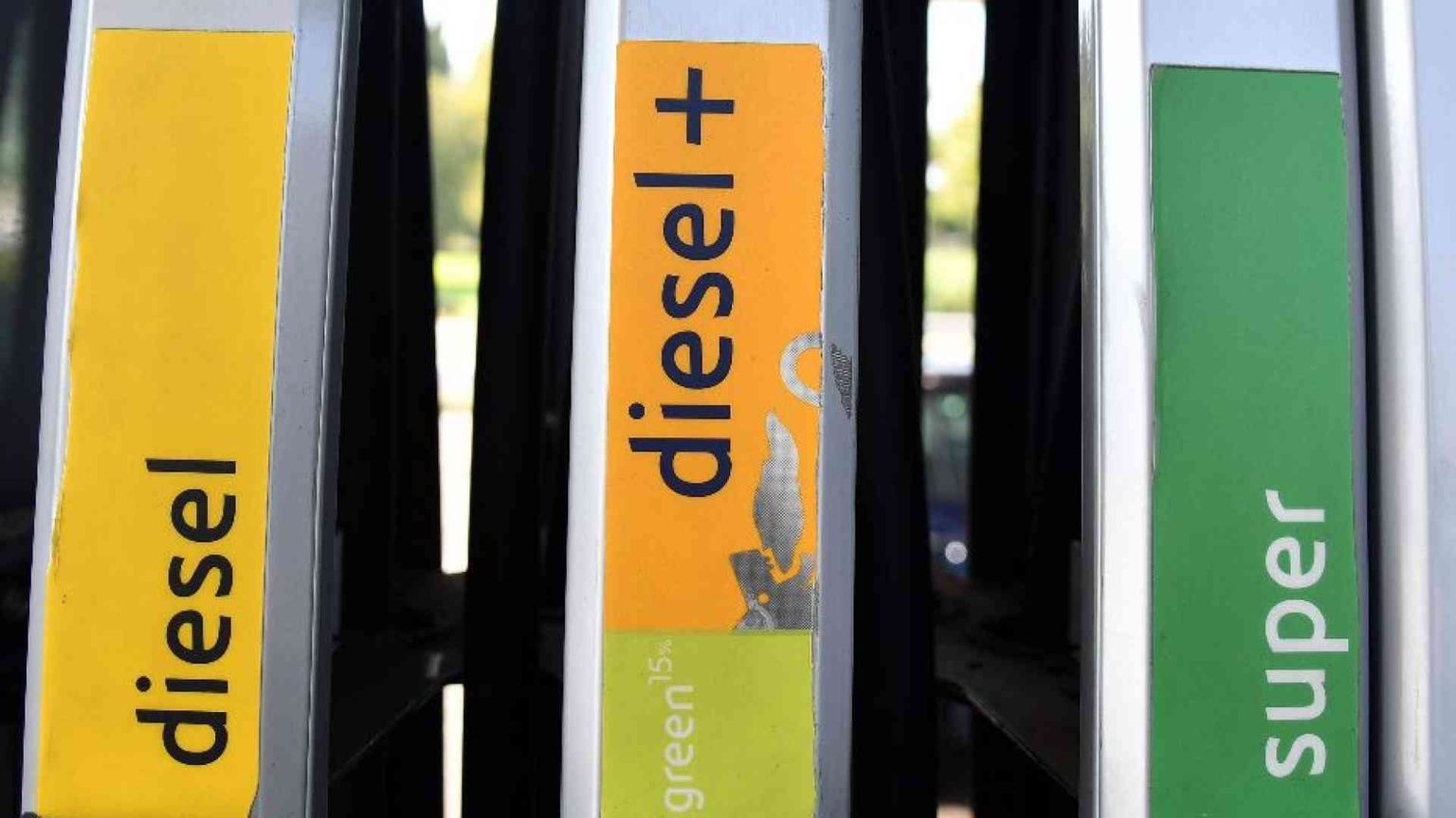 Il prezzo della benzina è ai minimi da gennaio (ma non durerà)