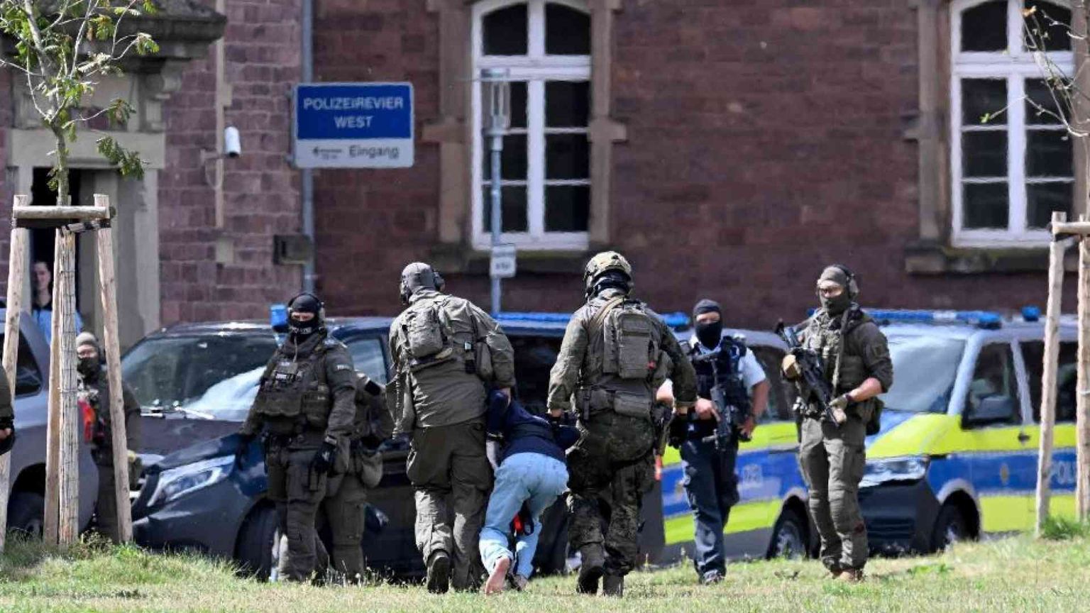 Espulsioni facili, legge sulle armi. La linea dura di Scholz dopo Solingen