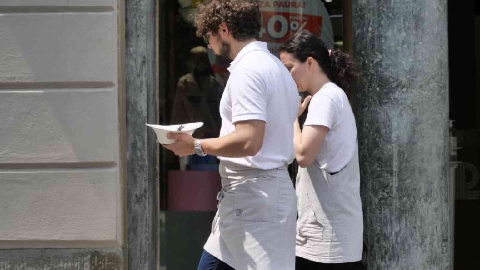 L’estate stremante dei precari: turni lunghi, paghe basse e poche tutele