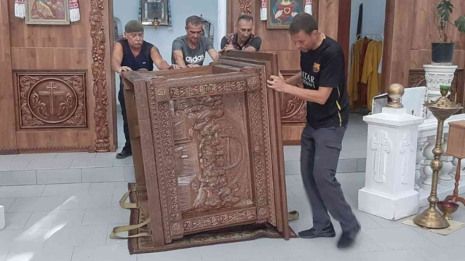 Svuotata la chiesa a Myrnohrad, la città della pace assediata dai russi