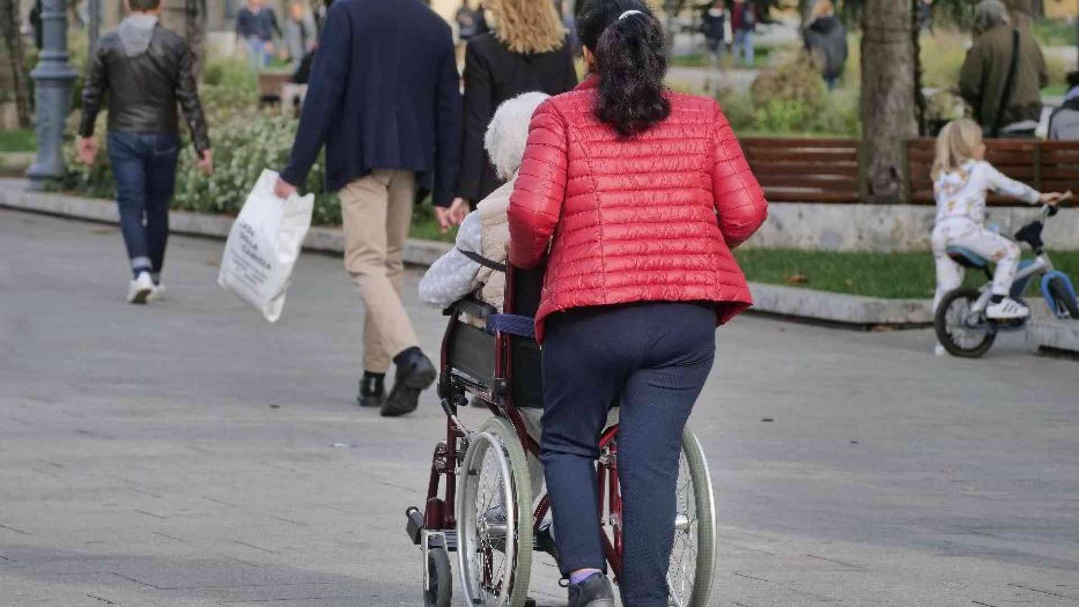 Nel settore del lavoro domestico 200mila colf e badanti invisibili