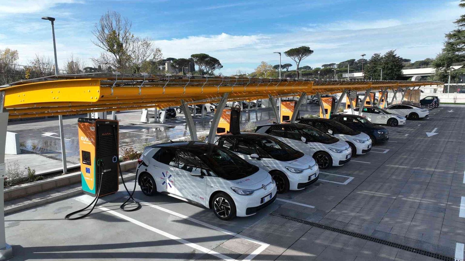 Le colonnine ci sono, sono le auto elettriche che mancano