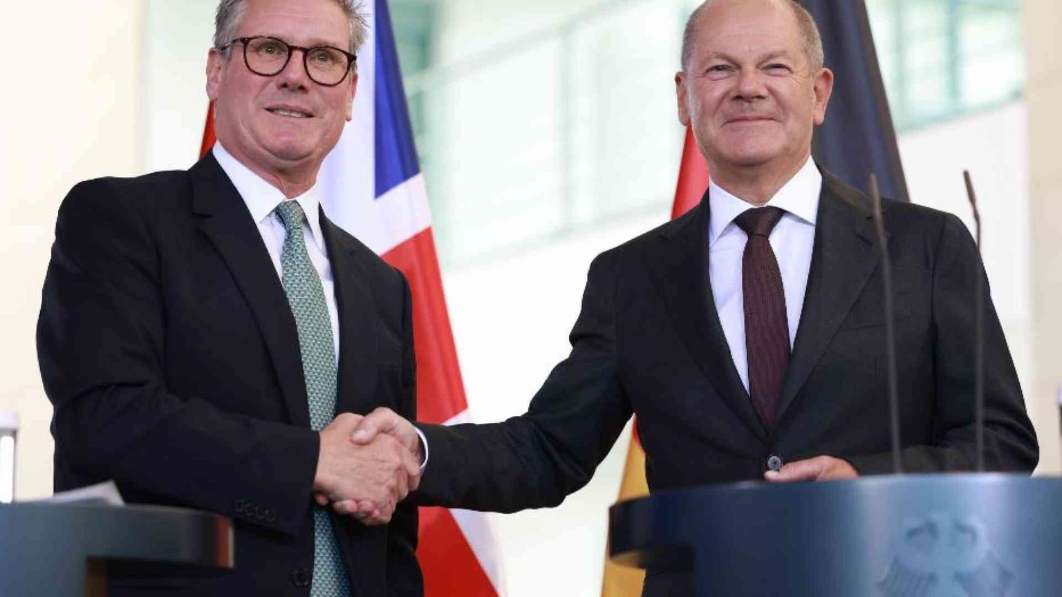 Starmer in Germania inventa la “Brexit a pezzi”