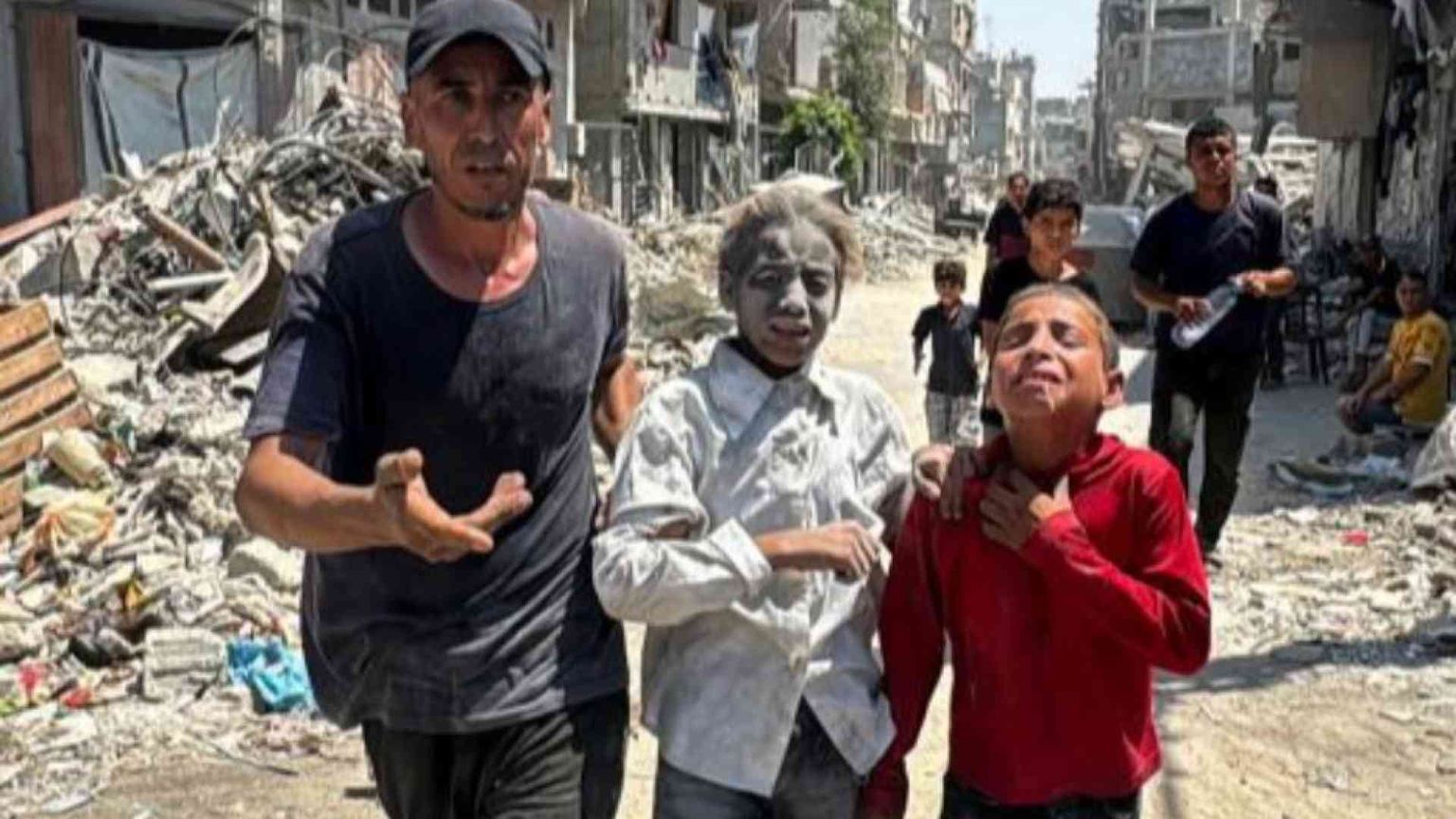 La corsa per non abbandonare Gaza. Emergency entra, da Caritas i vaccini