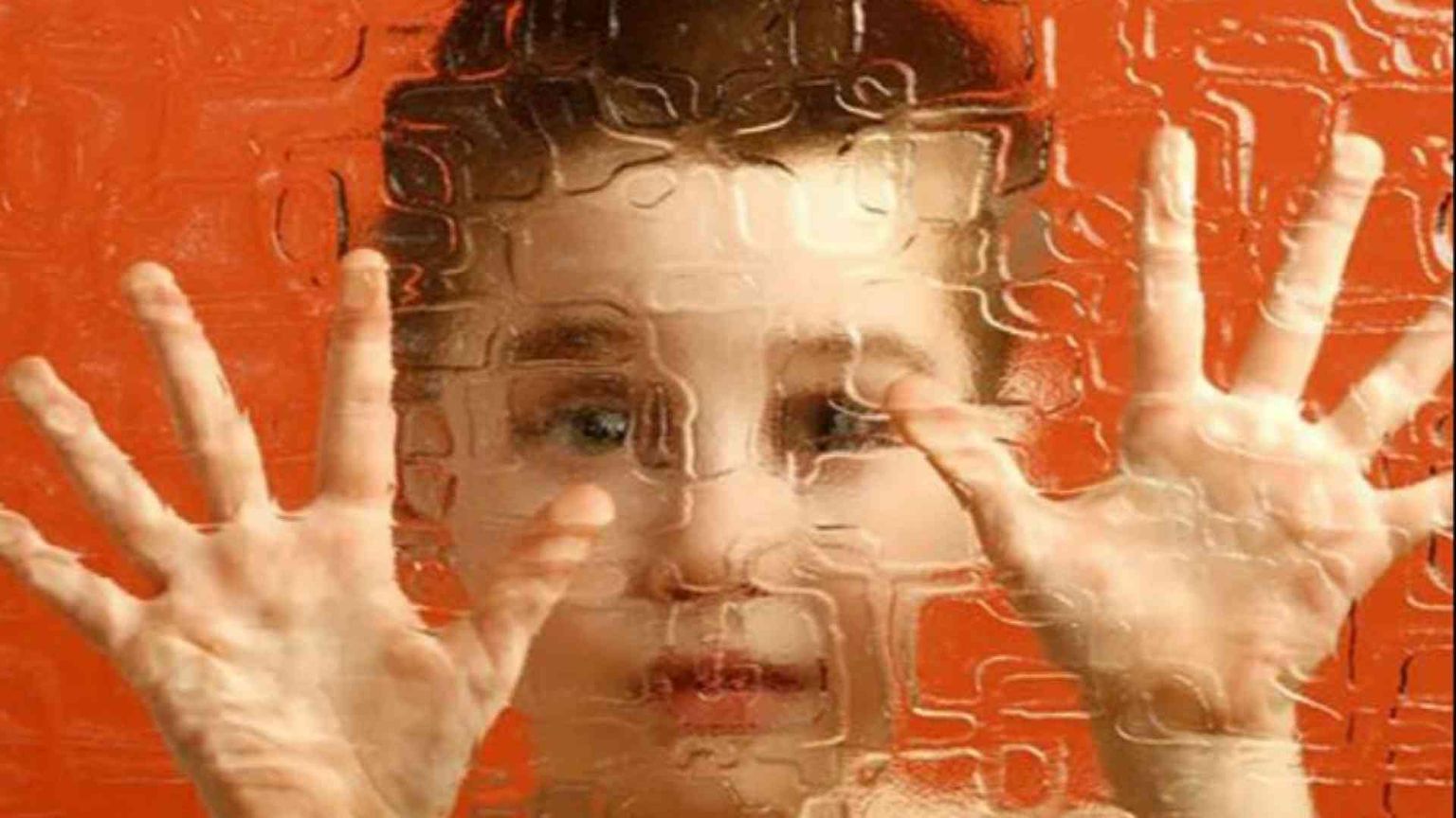 «Ore di assistenza tagliate ogni anno. E mia figlia da sola in classe»