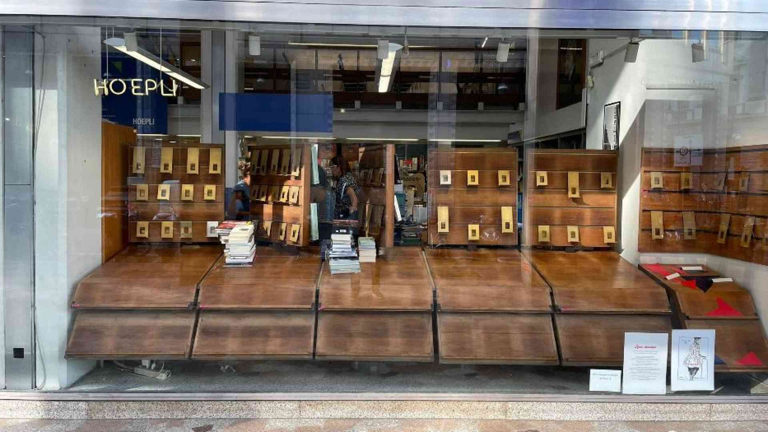 Il misterioso cliente che svuota le vetrine della libreria. Perché?