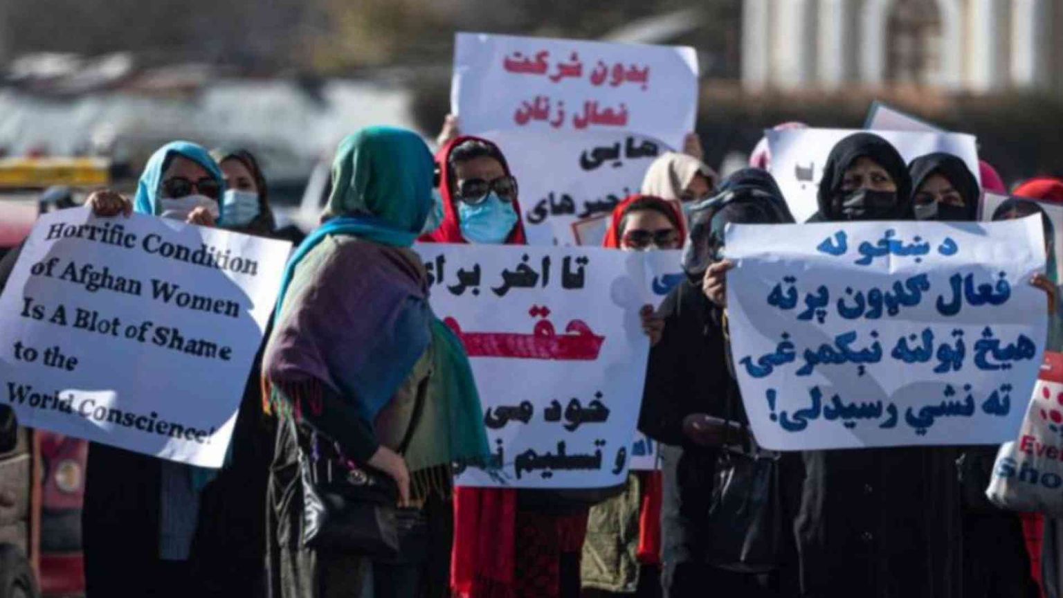 Le donne afghane cantano la resistenza. La protesta anti-taleban invade i social
