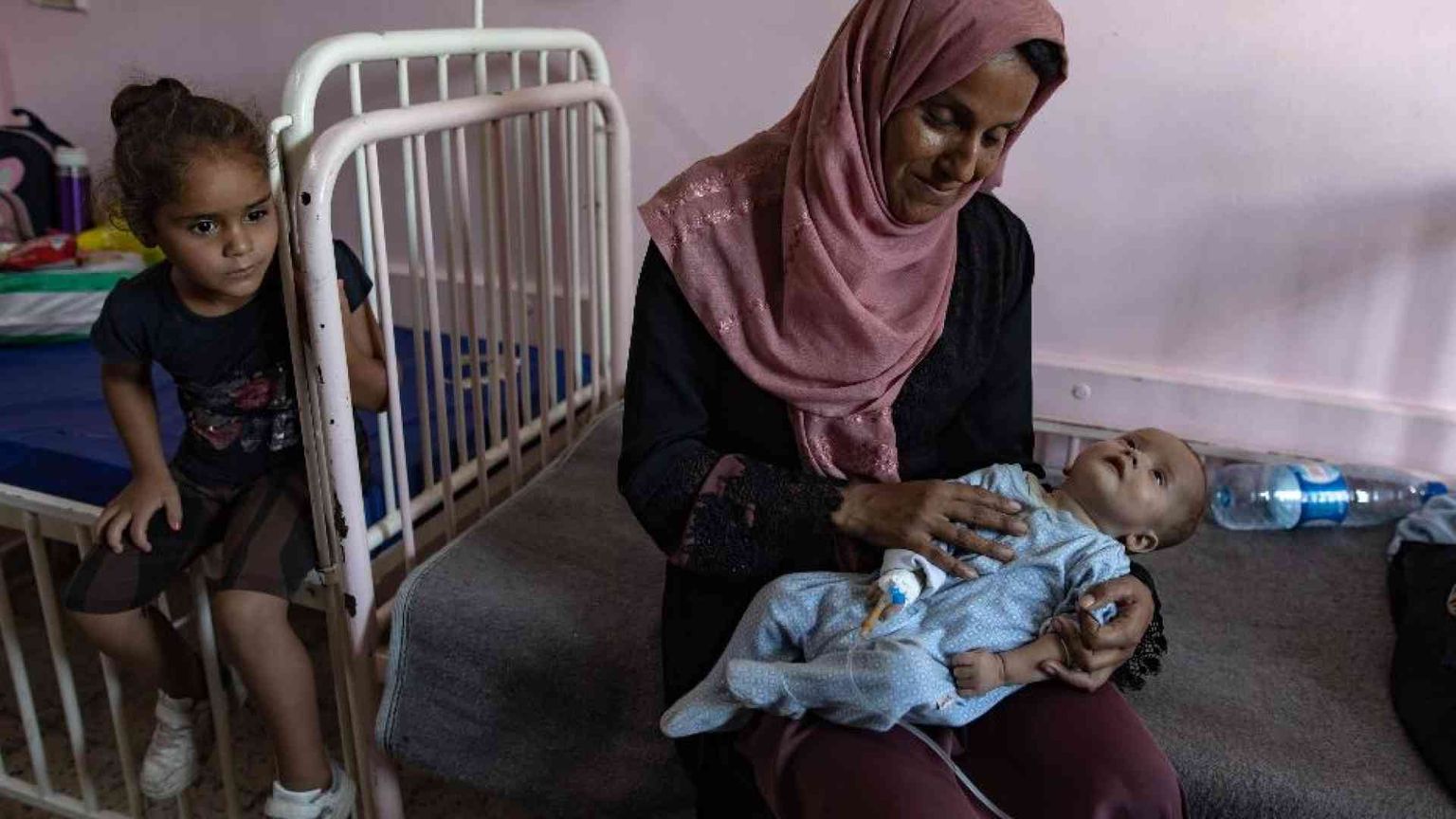 A Gaza si vaccina, in Cisgiordania bombe. Video choc sulle rapite