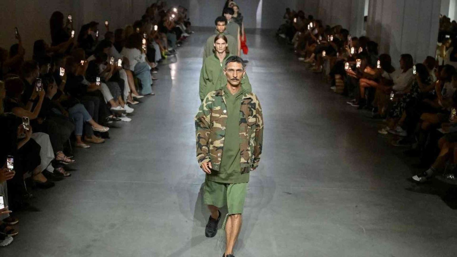 Torna la Fashion week a Kiev: moda oltre la guerra, tra resistenza e speranza